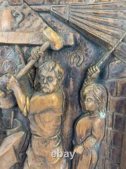 Plaque de relief en bois sculpté à la main vintage scène de forgeron monogramme AP art populaire