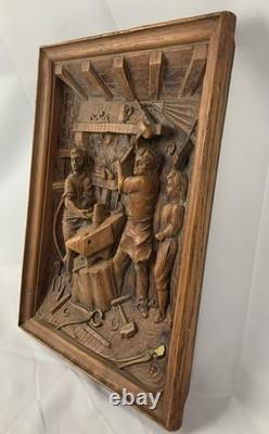 Plaque de relief en bois sculpté à la main vintage scène de forgeron monogramme AP art populaire Plaque de relief en bois sculpté à la main vintage scène de forgeron monogramme AP art populaire