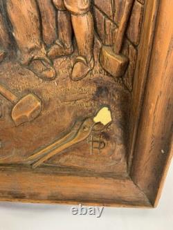 Plaque de relief en bois sculpté à la main vintage scène de forgeron monogramme AP art populaire