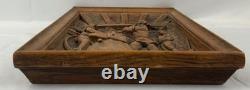 Plaque de relief en bois sculpté à la main vintage scène de forgeron monogramme AP art populaire