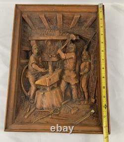 Plaque de relief en bois sculpté à la main vintage scène de forgeron monogramme AP art populaire