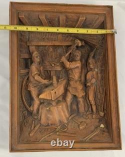 Plaque de relief en bois sculpté à la main vintage scène de forgeron monogramme AP art populaire