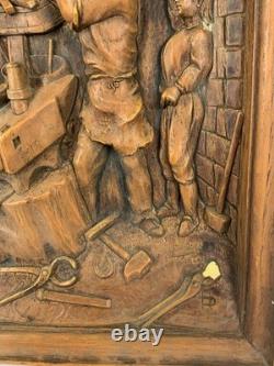 Plaque de relief en bois sculpté à la main vintage scène de forgeron monogramme AP art populaire