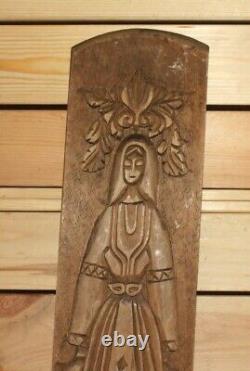 Plaque murale en bois sculpté à la main antique représentant une femme en costume traditionnel.