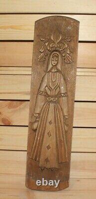 Plaque murale en bois sculpté à la main antique représentant une femme en costume traditionnel.