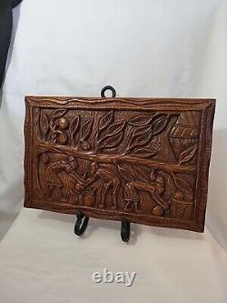 Plaque polynésienne en teck sculptée à la main, antique 'Récolte de noix de coco'