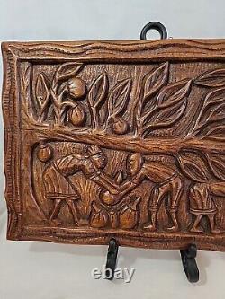 Plaque polynésienne en teck sculptée à la main, antique 'Récolte de noix de coco'