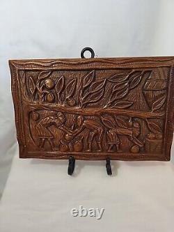 Plaque polynésienne en teck sculptée à la main, antique 'Récolte de noix de coco'