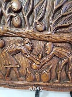 Plaque polynésienne en teck sculptée à la main, antique 'Récolte de noix de coco'