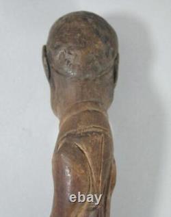 Poignée de canne de marche primitive en bois sculpté d'art populaire antique avec visage grotesque et crâne.