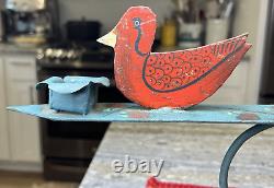 Porte-bougies en métal sculpté d'oiseaux peints en rouge dans le style primitif de l'art populaire VTG