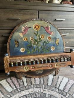 Porte-cuillère mural en bois sculpté vintage d'art populaire mexicain avec fleurs et oiseaux