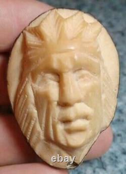 Portrait en relief de chef indien sculpté à la main dans une noix de tagua antique et vintage.