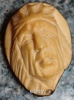 Portrait en relief de chef indien sculpté à la main dans une noix de tagua antique et vintage.