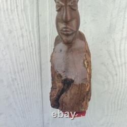 Poteau totémique en bois sculpté à la main, vintage, avec 30 visages figuratifs - Art populaire