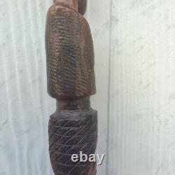 Poteau totémique en bois sculpté à la main, vintage, avec 30 visages figuratifs - Art populaire