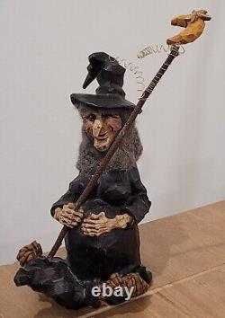 Poupée d'artiste sculptée à la main de sorcière d'Halloween en art populaire, décoration figurine poupée.