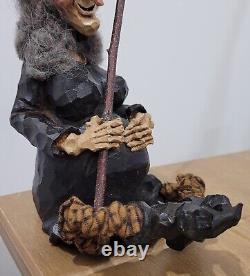 Poupée d'artiste sculptée à la main de sorcière d'Halloween en art populaire, décoration figurine poupée.