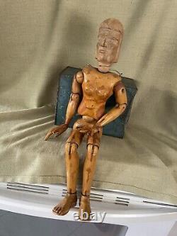 Poupée en bois articulée sculptée à la main de l'art populaire ancien