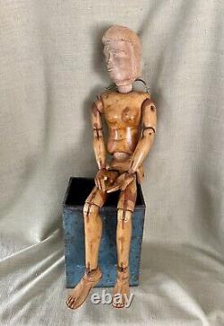 Poupée en bois articulée sculptée à la main de l'art populaire ancien