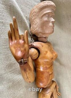 Poupée en bois articulée sculptée à la main de l'art populaire ancien