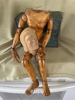 Poupée en bois articulée sculptée à la main de l'art populaire ancien