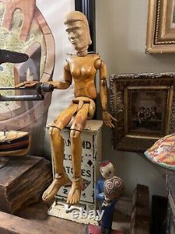 Poupée en bois articulée sculptée à la main de l'art populaire ancien