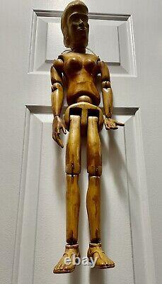 Poupée en bois articulée sculptée à la main de l'art populaire ancien