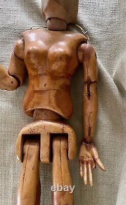 Poupée en bois articulée sculptée à la main de l'art populaire ancien