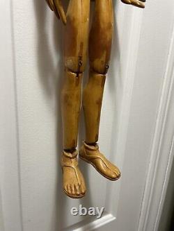 Poupée en bois articulée sculptée à la main de l'art populaire ancien