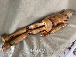 Poupée en bois articulée sculptée à la main de l'art populaire ancien