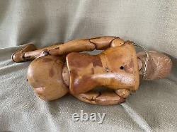 Poupée en bois articulée sculptée à la main de l'art populaire ancien