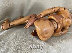 Poupée en bois articulée sculptée à la main de l'art populaire ancien