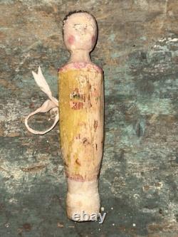 Poupée en bois sculptée à la main, poteau de lit en folk art antique