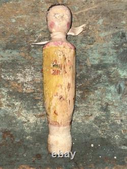 Poupée en bois sculptée à la main, poteau de lit en folk art antique