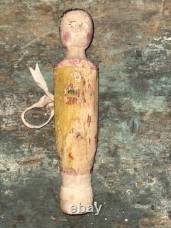 Poupée en bois sculptée à la main, poteau de lit en folk art antique
