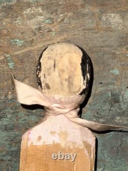Poupée en bois sculptée à la main, poteau de lit en folk art antique
