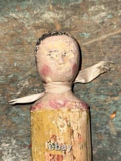 Poupée en bois sculptée à la main, poteau de lit en folk art antique