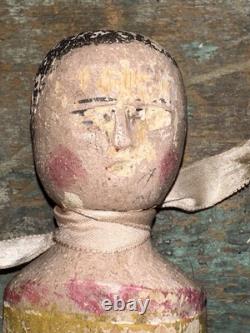Poupée en bois sculptée à la main, poteau de lit en folk art antique