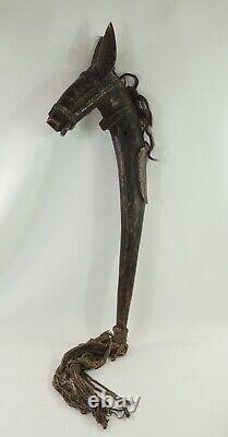 Poupée festive en bois sculpté de cheval à bascule d'art populaire africain du Mali