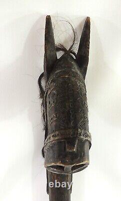 Poupée festive en bois sculpté de cheval à bascule d'art populaire africain du Mali