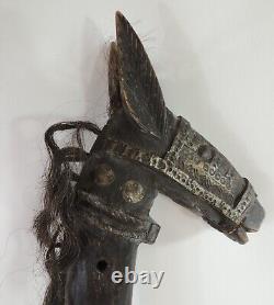 Poupée festive en bois sculpté de cheval à bascule d'art populaire africain du Mali