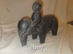 Rare Antique Népalais Art Populaire Éléphant sculpté à la main et Mahout des années 1880