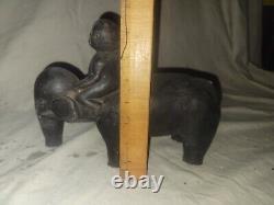 Rare Antique Népalais Art Populaire Éléphant sculpté à la main et Mahout des années 1880