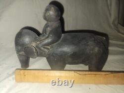 Rare Antique Népalais Art Populaire Éléphant sculpté à la main et Mahout des années 1880