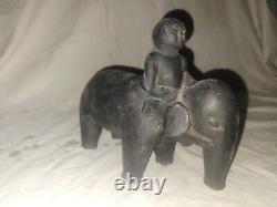 Rare Antique Népalais Art Populaire Éléphant sculpté à la main et Mahout des années 1880