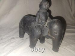 Rare Antique Népalais Art Populaire Éléphant sculpté à la main et Mahout des années 1880