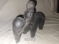 Rare Antique Népalais Art Populaire Éléphant sculpté à la main et Mahout des années 1880