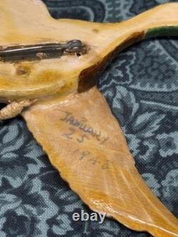 Rare broche en bois sculpté à la main représentant un canard volant, datée du 25 janvier 1848, art populaire antique