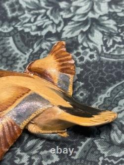 Rare broche en bois sculpté à la main représentant un canard volant, datée du 25 janvier 1848, art populaire antique